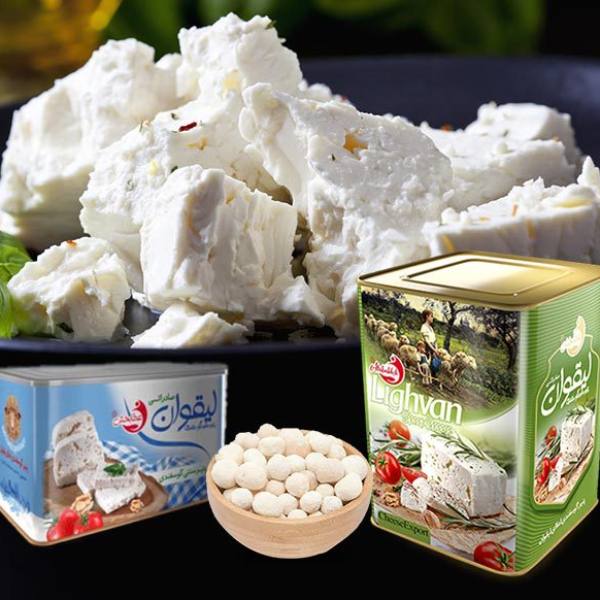 Feta Käse, Schafsäse, Gewürze, Kräuter, Basilikum. Telle, Flasche Olivenöl, dunkler Untergrund